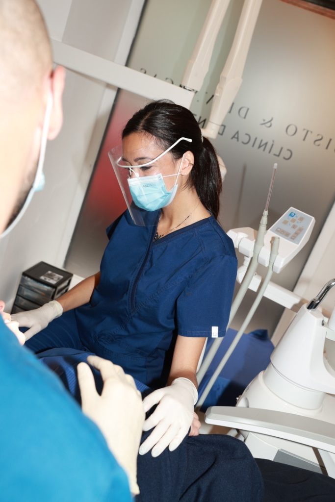 Dra. Patricia de Vargas durante un tratamiento dental